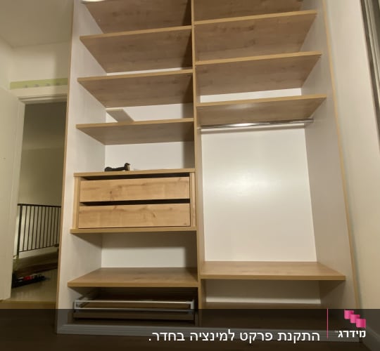 רצפת פרקט עץ חום בהיר בחדר עם מדפים